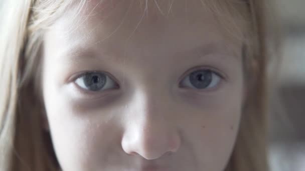 Close Dari Wajah Seorang Gadis Tahun Dengan Mata Biru — Stok Video