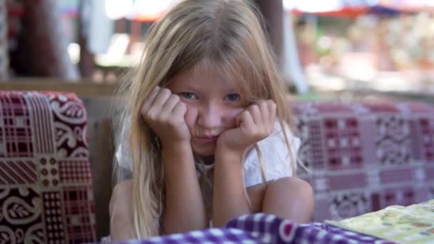 Close Seorang Gadis Kecil Dengan Wajah Sedih Menunggu Pesanan Restoran — Stok Video