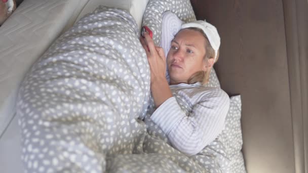 Жінка Використовує Свій Телефон Протягом Дня Ліжку Вертикальне Відео — стокове відео