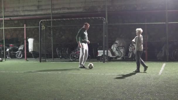 Papá Enseña Hijo Jugar Fútbol Por Noche Turquía Alanya — Vídeos de Stock