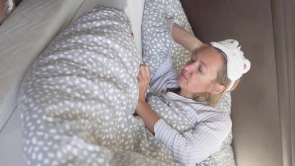 Pionowe Wideo Kobieta Leży Rano Łóżku Telefonem Komórkowym — Wideo stockowe