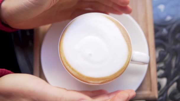 Zbliżenie Kobiety Ręce Wziąć Filiżankę Kawy — Wideo stockowe
