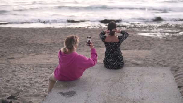 Les Filles Tirent Des Bobines Sur Leur Téléphone Par Mer — Video