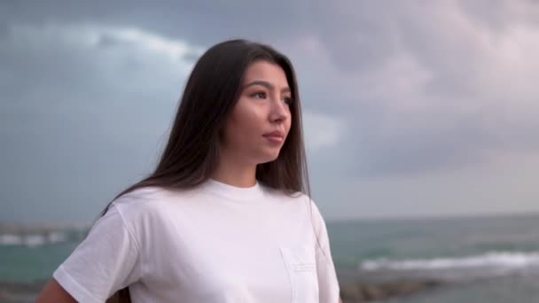 Θλιβερή Όμορφη Νεαρή Τουρκάλα Γυναίκα Στο Φόντο Ενός Συννεφιασμένου Ουρανού — Αρχείο Βίντεο