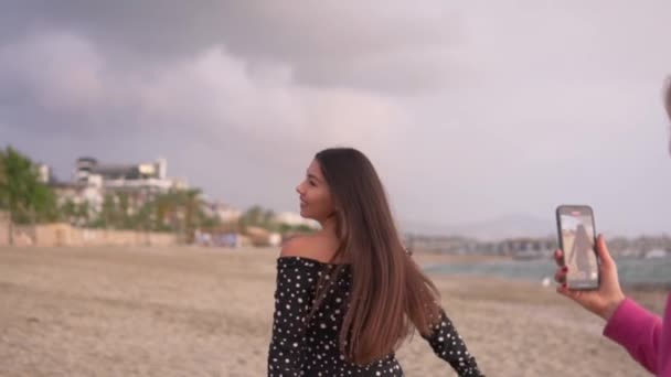 Krásná Tmavovlasá Žena Střílí Sociální Média Rils Svém Telefonu Pláži — Stock video