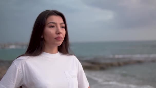 Όμορφη Θλιμμένη Γυναίκα Ασιατικής Εμφάνισης Ενάντια Ένα Συννεφιασμένο Ουρανό — Αρχείο Βίντεο