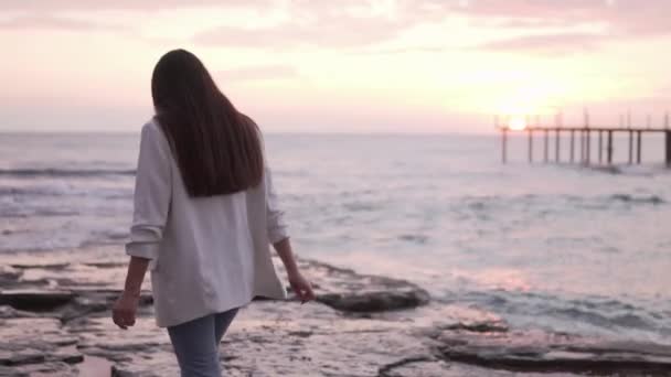 Μια Όμορφη Γυναίκα Περπατάει Στη Θάλασσα Ηλιοβασίλεμα Πίσω Όψη Τουρκία — Αρχείο Βίντεο
