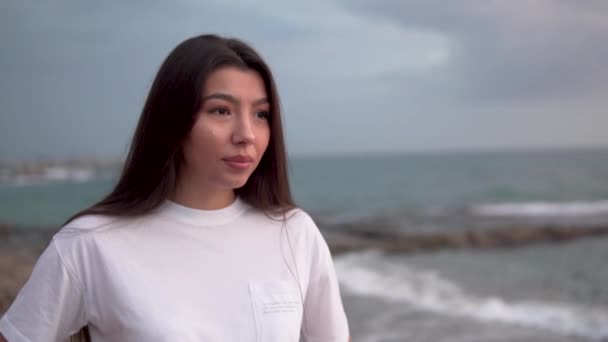 Krásná Mladá Žena Asijského Vzhledu Pozadí Zatažené Oblohy Moře — Stock video