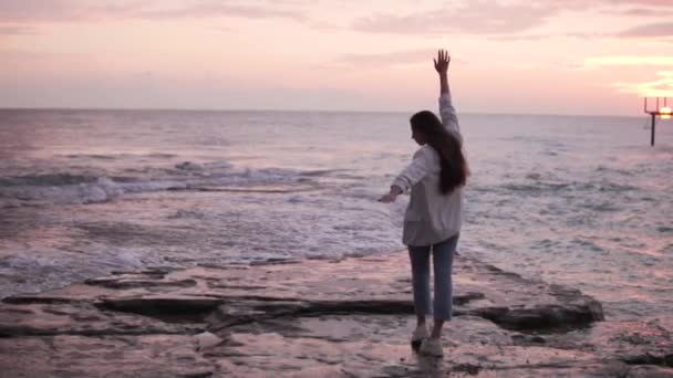 Όμορφη Νεαρή Κοπέλα Απλώνει Χέρια Της Στις Πλευρές Απολαμβάνοντας Ηλιοβασίλεμα — Αρχείο Βίντεο