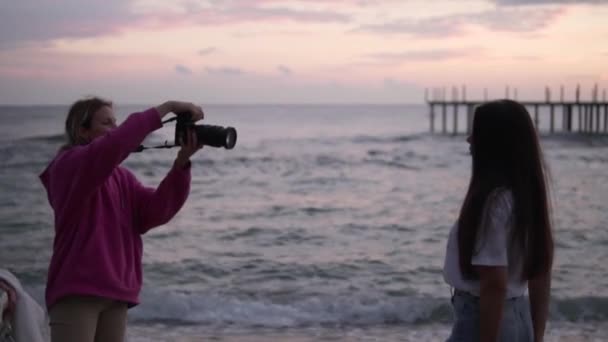 Female Photographer Takes Photo Girl Model Evening Sea Turkey Alanya — Stock Video