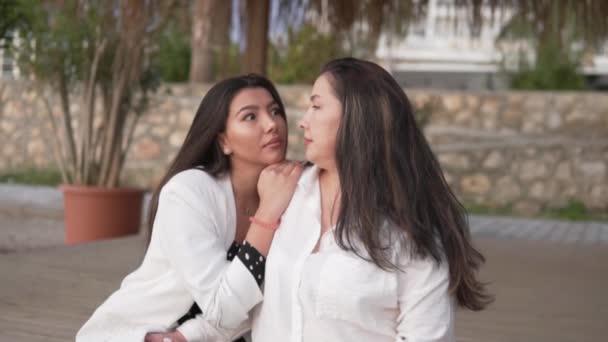 Schöne Mutter Und Tochter Kommunizieren Süß Eine Orientalisch Aussehende Frau — Stockvideo