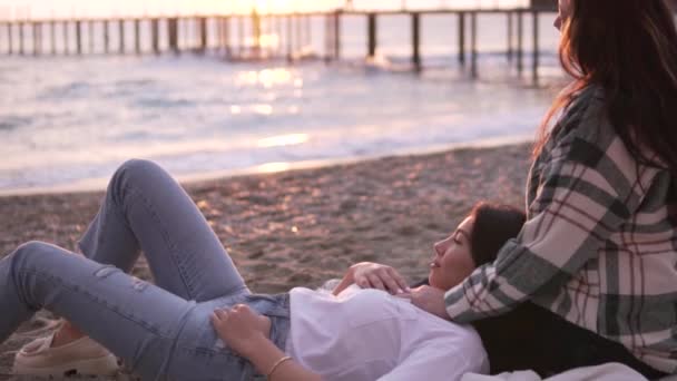 Красивая Мать Дочь Смотрят Море Закате Семья Пляже Зимой Турция — стоковое видео
