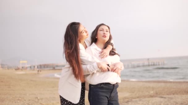 Красиві Жінки Ніжно Обіймаються Морем Концепція Зустрічі Матері Дочки Східної — стокове відео