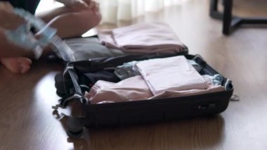 Rus bir kadın çocuk bavuluna bir şeyler topluyor, bir anne kakoshnik ve kızına bir hediye koyuyor..