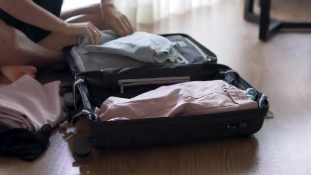 女性が荷物をスーツケースに詰めホテルからチェックアウト — ストック動画