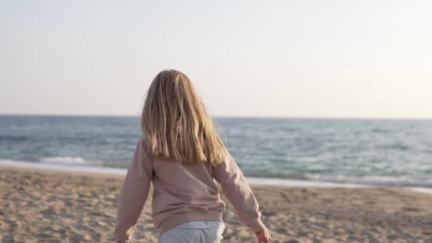 Mała Dziewczynka Biegnie Nad Morze Widok Tyłu — Wideo stockowe