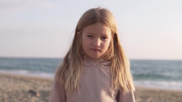 Güzel Anne Sevgili Kızını Denizin Arka Planında Öper Aile Kucaklaşması — Stok video