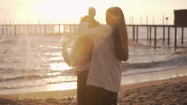 Φωτογράφος Βγάζει Φωτογραφίες Μια Ενήλικη Κόρη Αγκαλιάζει Μητέρα Της Ηλιοβασίλεμα — Αρχείο Βίντεο