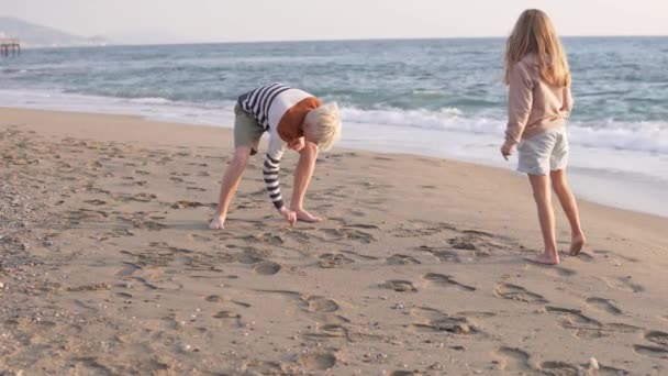 Egy Fiú Egy Lány Játszik Homokos Strandon Tavasszal Törökország Alanya — Stock videók