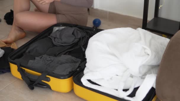 Μια Γυναίκα Αποσυναρμολογεί Μια Οικογενειακή Βαλίτσα Μετά Από Διακοπές — Αρχείο Βίντεο