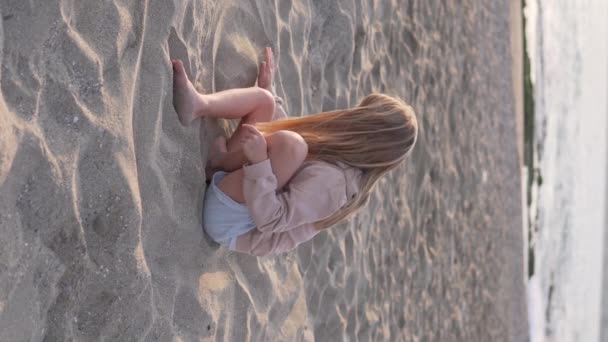 Старший Брат Обнимает Младшую Сестру Пляже Океана — стоковое видео
