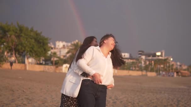Happy Women Hugging Beach Concept Mom Daughter Happy Together Turkey — Vídeo de Stock