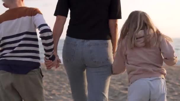 Mutter Und Kinder Rennen Zum Meer Händchen Haltend Blick Von — Stockvideo