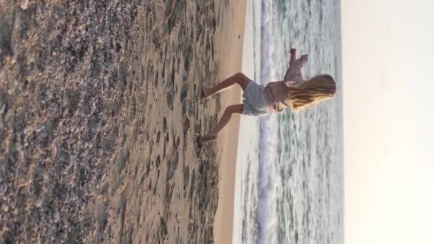 Szczęśliwa Dziewczynka Bawiąca Się Plaży Nad Oceanem — Wideo stockowe
