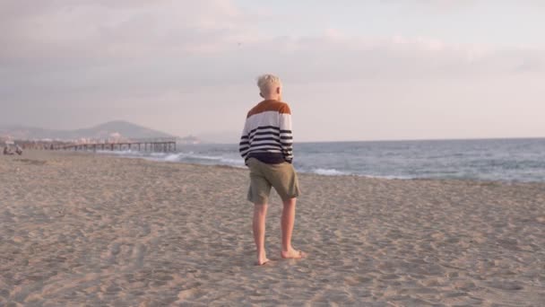 Children Boy Girl Walk Deserted Beach Autumn — Video