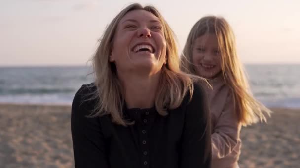 Dzieci Przytulają Całują Swoją Ukochaną Matkę Plaży Piękny Film Szczęśliwe — Wideo stockowe