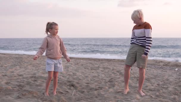 Funny Brother Sister Dance Popular Dance Beach — Stockvideo