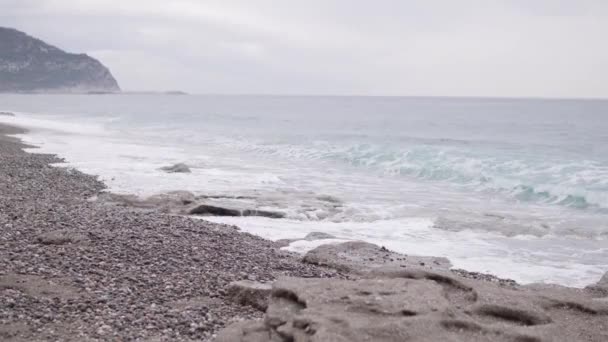 Cloudy Day Beach Mediterranean Sea Waves Find Pebble Beach — Vídeo de stock