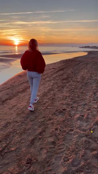 Man Standing Rocky Beach High Quality Footage — Vídeos de Stock