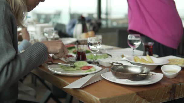 Wisatawan Wanita Sarapan Pagi Sebuah Restoran Turki — Stok Video