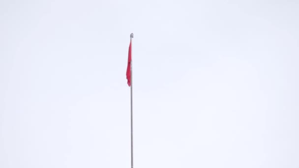 Красный Флаг Против Неба — стоковое видео