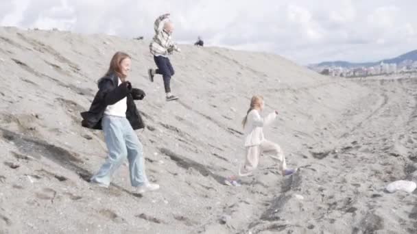 Szczęśliwe Dzieci Biegają Morza Zwolnione Tempo — Wideo stockowe