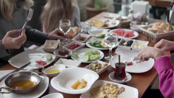 Close Meja Dengan Sarapan Turki Keluarga Wisatawan Sarapan Hotel Turkish — Stok Video