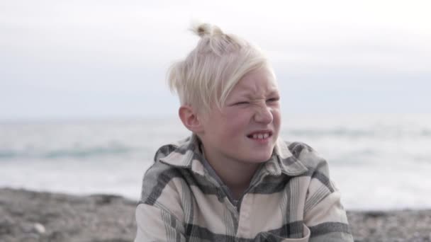 Красивый Блондин Бросает Камень Море — стоковое видео