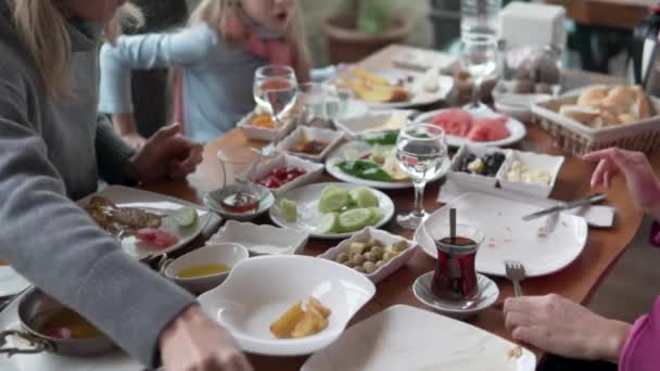 Mensen Eten Aan Tafel Met Veel Borden Eten — Stockvideo