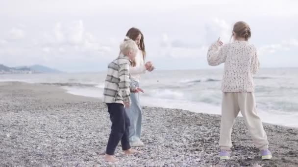 Dzieci Rzucają Kamieniami Morza Turcji Alanyi — Wideo stockowe