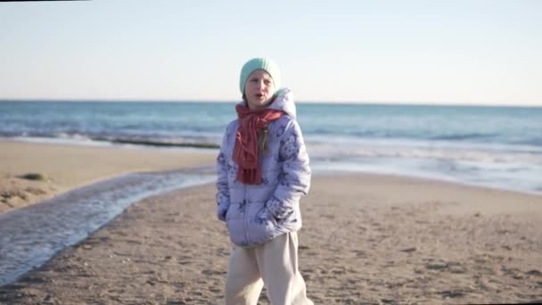 Une Fille Marche Sur Plage Hiver Avec Chapeau Une Veste — Video