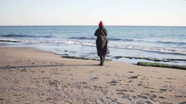 Kobieta Ciepłej Kurtce Kapeluszu Patrzy Morze Widok Tyłu Turcja Alanya — Wideo stockowe