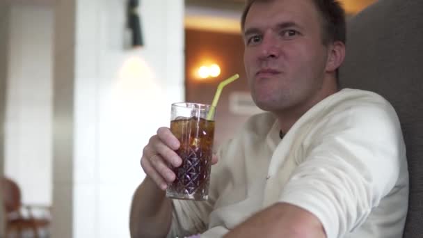 Przystojny Mężczyzna Pije Alkoholowy Koktajl Whisky Colą — Wideo stockowe