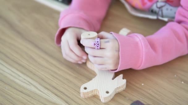 Ein Mädchen Bastelt Bei Einem Meisterkurs Kindergarten Ein Spielzeug Aus — Stockvideo