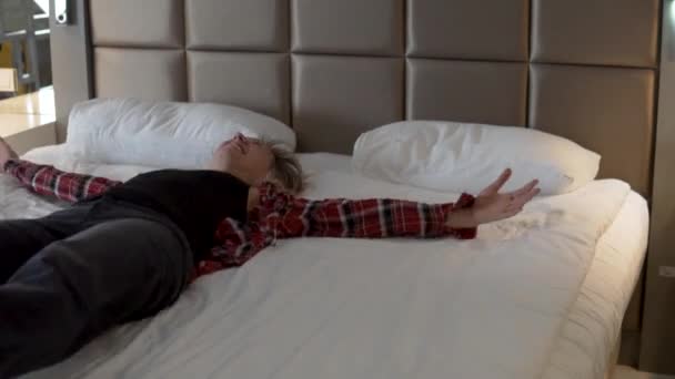 Щаслива Жінка Бігу Падає Ліжко Готелі Після Екскурсії — стокове відео