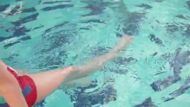 Genç Bir Çocuk Havuzda Bacaklarını Oynatıyor Erkek Bacakları Havuza Dalıyor — Stok video