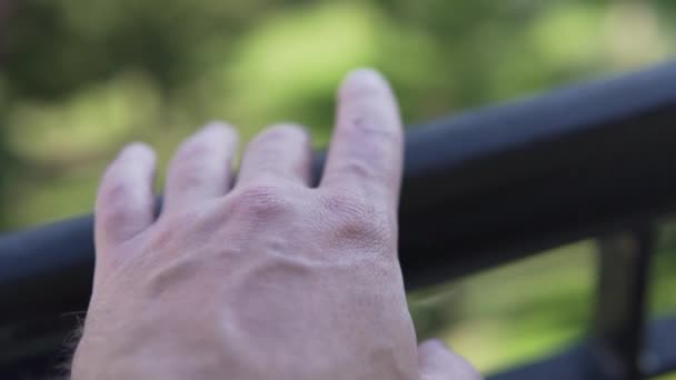Uma Grande Mão Masculina Nervosamente Bate Corrimão Varanda Com Dedos — Vídeo de Stock