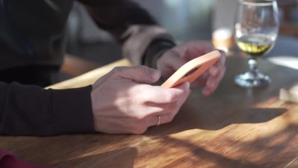 Чоловік Пиво Вводить Повідомлення Мобільний Телефон Крупним Планом Його Руки — стокове відео