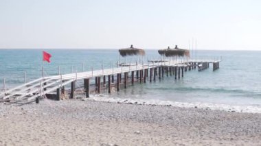 Oteldeki eski iskele denize açılıyor..