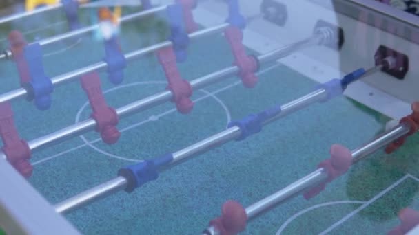 Κοντινό Πλάνο Του Τραπεζιού Επιτραπέζιο Ποδόσφαιρο Έφηβοι Παίζουν Στο Σύλλογο — Αρχείο Βίντεο